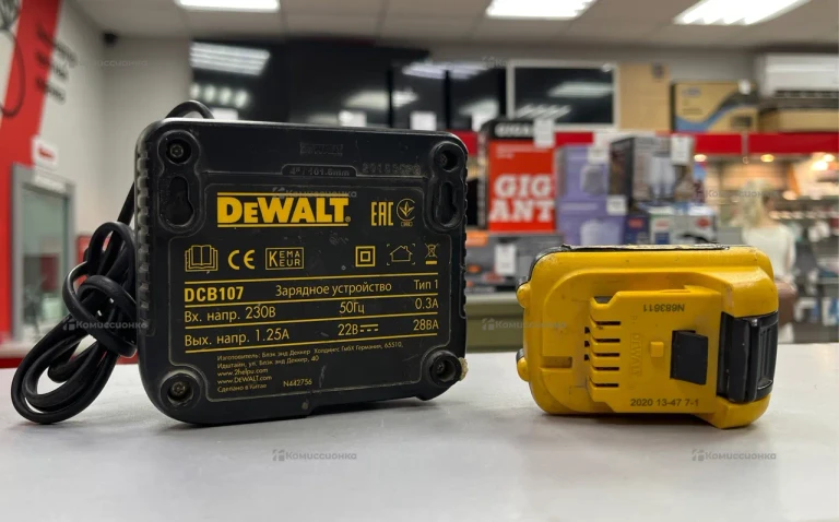 Зарядная станция Dewalt + 2 аккумулятора 12V 2.0Ah