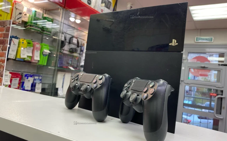 Приставка Sony PlayStation 4