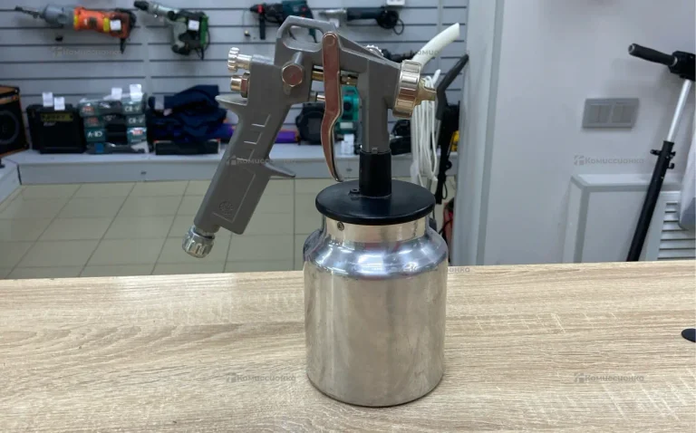 Краскопульт с бачком
