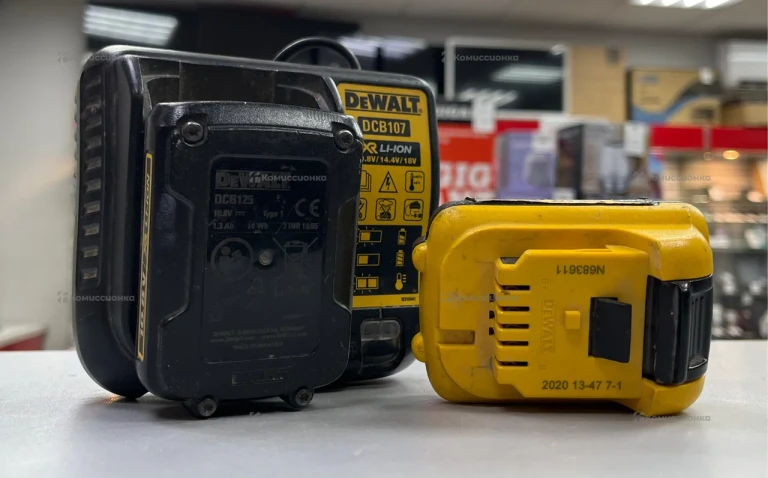 Зарядная станция Dewalt + 2 аккумулятора 12V 2.0Ah