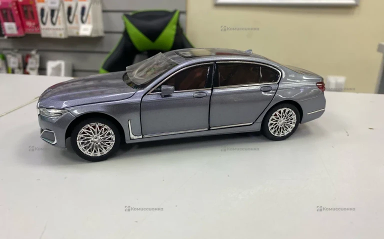 Машинка BMW v12